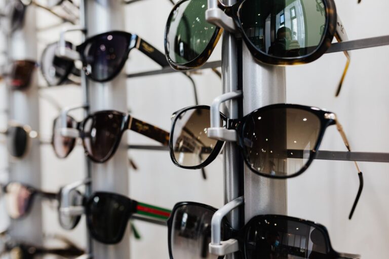 Okulary przeciwsłoneczne z korekcją: przyciemniane, fotochromy czy druga para