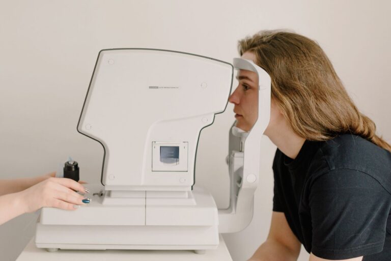 Soczewki kontaktowe pierwszy raz: jak wygląda dobór krok po kroku